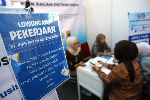 September 17, 2026, Malang City, Indonesia: MALANG, EAST JAVA, INDONESIA, SEPTEMBER 17, 2026: Job seekers visit company booths during the 2026 Job Fair at GOR Ken Arok in Malang, East Java. The two-day event brings together 50 companies offering 1,697 job openings. Indonesia recorded about 7.22 million unemployed people in May 2026, according to data released by Statistics Indonesia (BPS) in August. Malang City Indonesia  - ZUMAq101 20260917_zna_q101_022 Copyright: xHayuxYudhaxPrabowox