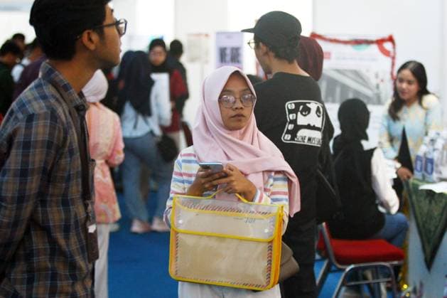 September 17, 2026, Malang City, Indonesia: MALANG, EAST JAVA, INDONESIA, SEPTEMBER 17, 2026: Job seekers visit company booths during the 2026 Job Fair at GOR Ken Arok in Malang, East Java. The two-day event brings together 50 companies offering 1,697 job openings. Indonesia recorded about 7.22 million unemployed people in May 2026, according to data released by Statistics Indonesia (BPS) in August. Malang City Indonesia  - ZUMAq101 20260917_zna_q101_023 Copyright: xHayuxYudhaxPrabowox