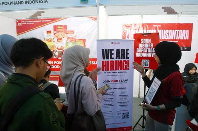 September 17, 2026, Malang City, Indonesia: MALANG, EAST JAVA, INDONESIA, SEPTEMBER 17, 2026: Job seekers visit company booths during the 2026 Job Fair at GOR Ken Arok in Malang, East Java. The two-day event brings together 50 companies offering 1,697 job openings. Indonesia recorded about 7.22 million unemployed people in May 2026, according to data released by Statistics Indonesia (BPS) in August. Malang City Indonesia - ZUMAq101 20260917_zna_q101_024 Copyright: xHayuxYudhaxPrabowox