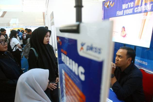 September 17, 2026, Malang City, Indonesia: MALANG, EAST JAVA, INDONESIA, SEPTEMBER 17, 2026: Job seekers visit company booths during the 2026 Job Fair at GOR Ken Arok in Malang, East Java. The two-day event brings together 50 companies offering 1,697 job openings. Indonesia recorded about 7.22 million unemployed people in May 2026, according to data released by Statistics Indonesia (BPS) in August. Malang City Indonesia  - ZUMAq101 20260917_zna_q101_025 Copyright: xHayuxYudhaxPrabowox