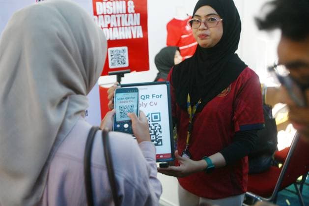 September 17, 2026, Malang City, Indonesia: MALANG, EAST JAVA, INDONESIA, SEPTEMBER 17, 2026: Job seekers visit company booths during the 2026 Job Fair at GOR Ken Arok in Malang, East Java. The two-day event brings together 50 companies offering 1,697 job openings. Indonesia recorded about 7.22 million unemployed people in May 2026, according to data released by Statistics Indonesia (BPS) in August. Malang City Indonesia  - ZUMAq101 20260917_zna_q101_026 Copyright: xHayuxYudhaxPrabowox