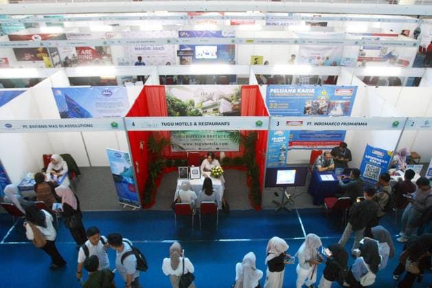 September 17, 2026, Malang City, Indonesia: MALANG, EAST JAVA, INDONESIA, SEPTEMBER 17, 2026: Job seekers visit company booths during the 2026 Job Fair at GOR Ken Arok in Malang, East Java. The two-day event brings together 50 companies offering 1,697 job openings. Indonesia recorded about 7.22 million unemployed people in May 2026, according to data released by Statistics Indonesia (BPS) in August. Malang City Indonesia - ZUMAq101 20260917_zna_q101_027 Copyright: xHayuxYudhaxPrabowox