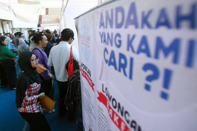 September 17, 2026, Malang City, Indonesia: MALANG, EAST JAVA, INDONESIA, SEPTEMBER 17, 2026: Job seekers visit company booths during the 2026 Job Fair at GOR Ken Arok in Malang, East Java. The two-day event brings together 50 companies offering 1,697 job openings. Indonesia recorded about 7.22 million unemployed people in May 2026, according to data released by Statistics Indonesia (BPS) in August. Malang City Indonesia - ZUMAq101 20260917_zna_q101_028 Copyright: xHayuxYudhaxPrabowox