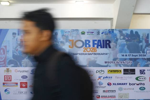 September 17, 2026, Malang City, Indonesia: MALANG, EAST JAVA, INDONESIA, SEPTEMBER 17, 2026: Job seekers visit company booths during the 2026 Job Fair at GOR Ken Arok in Malang, East Java. The two-day event brings together 50 companies offering 1,697 job openings. Indonesia recorded about 7.22 million unemployed people in May 2026, according to data released by Statistics Indonesia (BPS) in August. Malang City Indonesia - ZUMAq101 20260917_zna_q101_029 Copyright: xHayuxYudhaxPrabowox