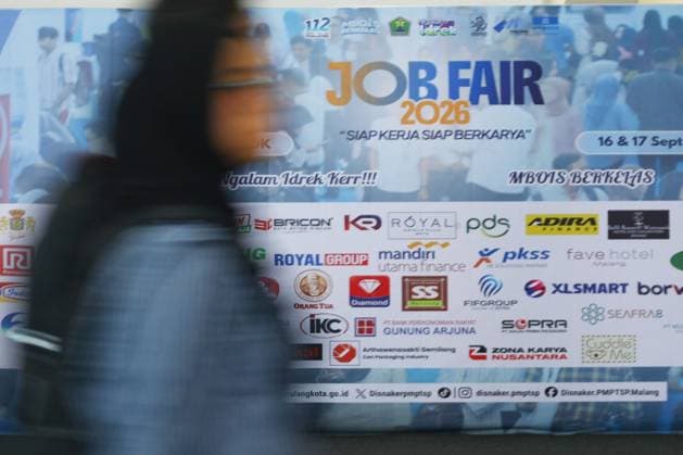 September 17, 2026, Malang City, Indonesia: MALANG, EAST JAVA, INDONESIA, SEPTEMBER 17, 2026: Job seekers visit company booths during the 2026 Job Fair at GOR Ken Arok in Malang, East Java. The two-day event brings together 50 companies offering 1,697 job openings. Indonesia recorded about 7.22 million unemployed people in May 2026, according to data released by Statistics Indonesia (BPS) in August. Malang City Indonesia  - ZUMAq101 20260917_zna_q101_030 Copyright: xHayuxYudhaxPrabowox