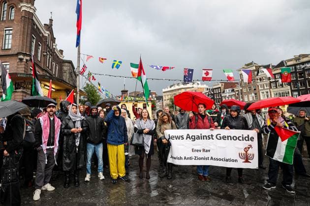 Pro-Palestinian demonstrators clash with police during counter-protest in Amsterdam AMSTERDAM, NETHERLANDS - SEPTEMBER 17: Pro-Palestinian demonstrators clash with police during a counter-protest against a pro-Israel event held at Dam Square in Amsterdam, Netherlands, on September 17, 2026. The counter-protest was relocated to Oude Turfmarkt after a court upheld the municipality’s decision to prohibit the demonstration at Dam Square. Fadel Dawod Anadolu Amsterdam Netherlands. Editorial use only. Please get in touch for any other usage.  Copyright: x2026xAnadoluxFadelxDawodx