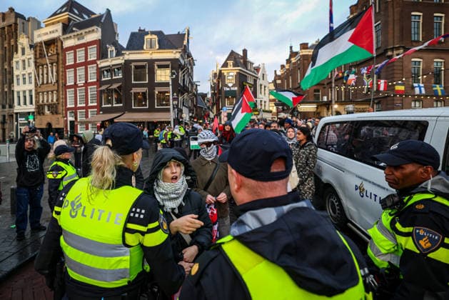 Pro-Palestinian demonstrators clash with police during counter-protest in Amsterdam AMSTERDAM, NETHERLANDS - SEPTEMBER 17: Pro-Palestinian demonstrators clash with police during a counter-protest against a pro-Israel event held at Dam Square in Amsterdam, Netherlands, on September 17, 2026. The counter-protest was relocated to Oude Turfmarkt after a court upheld the municipality’s decision to prohibit the demonstration at Dam Square. Fadel Dawod Anadolu Amsterdam Netherlands. Editorial use only. Please get in touch for any other usage.  Copyright: x2026xAnadoluxFadelxDawodx