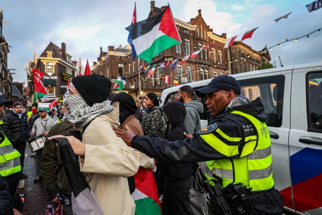 Pro-Palestinian demonstrators clash with police during counter-protest in Amsterdam AMSTERDAM, NETHERLANDS - SEPTEMBER 17: Pro-Palestinian demonstrators clash with police during a counter-protest against a pro-Israel event held at Dam Square in Amsterdam, Netherlands, on September 17, 2026. The counter-protest was relocated to Oude Turfmarkt after a court upheld the municipality’s decision to prohibit the demonstration at Dam Square. Fadel Dawod Anadolu Amsterdam Netherlands. Editorial use only. Please get in touch for any other usage.  Copyright: x2026xAnadoluxFadelxDawodx