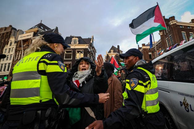 Pro-Palestinian demonstrators clash with police during counter-protest in Amsterdam AMSTERDAM, NETHERLANDS - SEPTEMBER 17: Pro-Palestinian demonstrators clash with police during a counter-protest against a pro-Israel event held at Dam Square in Amsterdam, Netherlands, on September 17, 2026. The counter-protest was relocated to Oude Turfmarkt after a court upheld the municipality’s decision to prohibit the demonstration at Dam Square. Fadel Dawod Anadolu Amsterdam Netherlands. Editorial use only. Please get in touch for any other usage.  Copyright: x2026xAnadoluxFadelxDawodx