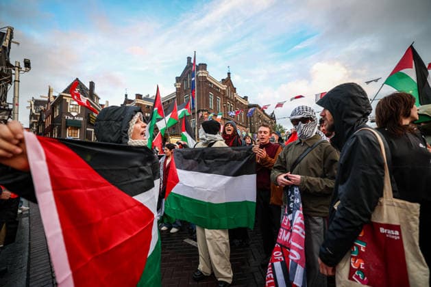 Pro-Palestinian demonstrators clash with police during counter-protest in Amsterdam AMSTERDAM, NETHERLANDS - SEPTEMBER 17: Pro-Palestinian demonstrators clash with police during a counter-protest against a pro-Israel event held at Dam Square in Amsterdam, Netherlands, on September 17, 2026. The counter-protest was relocated to Oude Turfmarkt after a court upheld the municipality’s decision to prohibit the demonstration at Dam Square. Fadel Dawod Anadolu Amsterdam Netherlands. Editorial use only. Please get in touch for any other usage.  Copyright: x2026xAnadoluxFadelxDawodx