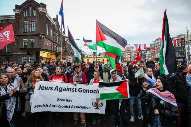 Pro-Palestinian demonstrators clash with police during counter-protest in Amsterdam AMSTERDAM, NETHERLANDS - SEPTEMBER 17: Pro-Palestinian demonstrators clash with police during a counter-protest against a pro-Israel event held at Dam Square in Amsterdam, Netherlands, on September 17, 2026. The counter-protest was relocated to Oude Turfmarkt after a court upheld the municipality’s decision to prohibit the demonstration at Dam Square. Fadel Dawod Anadolu Amsterdam Netherlands. Editorial use only. Please get in touch for any other usage.  Copyright: x2026xAnadoluxFadelxDawodx