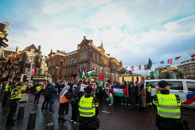 Pro-Palestinian demonstrators clash with police during counter-protest in Amsterdam AMSTERDAM, NETHERLANDS - SEPTEMBER 17: Pro-Palestinian demonstrators clash with police during a counter-protest against a pro-Israel event held at Dam Square in Amsterdam, Netherlands, on September 17, 2026. The counter-protest was relocated to Oude Turfmarkt after a court upheld the municipality’s decision to prohibit the demonstration at Dam Square. Fadel Dawod Anadolu Amsterdam Netherlands. Editorial use only. Please get in touch for any other usage.  Copyright: x2026xAnadoluxFadelxDawodx