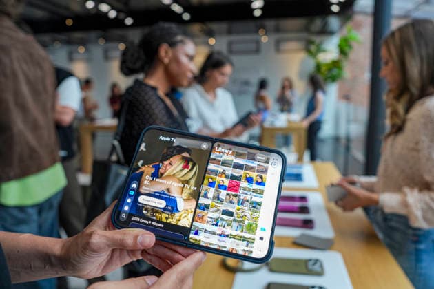 A person holds the new iPhone Duo in New York, United States, 17 September 2026. Apple made the leap into the foldable phone market with the unveiling of the iPhone Duo, a hybrid device halfway between the iPhone and the iPad with which the tech giant seeks to redefine mobile productivity and multimedia consumption, albeit with a significant barrier to entry: a starting price of $1,999 that increases significantly in international markets. iPhone Duo, a $2,000 hybrid between phone and iPad focused on productivity !ACHTUNG: NUR REDAKTIONELLE NUTZUNG!  Copyright: xAngelxColmenaresx AME8462 20260917-55021432103_1