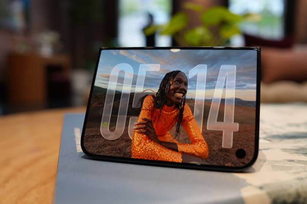 A photograph showing the new iPhone Duo in New York, United States, 17 September 2026. Apple made the leap into the foldable phone market with the unveiling of the iPhone Duo, a hybrid device halfway between the iPhone and the iPad with which the tech giant seeks to redefine mobile productivity and multimedia consumption, albeit with a significant barrier to entry: a starting price of $1,999 that increases significantly in international markets. iPhone Duo, a $2,000 hybrid between phone and iPad focused on productivity !ACHTUNG: NUR REDAKTIONELLE NUTZUNG!  Copyright: xAngelxColmenaresx AME8482 20260917-55021432109_1