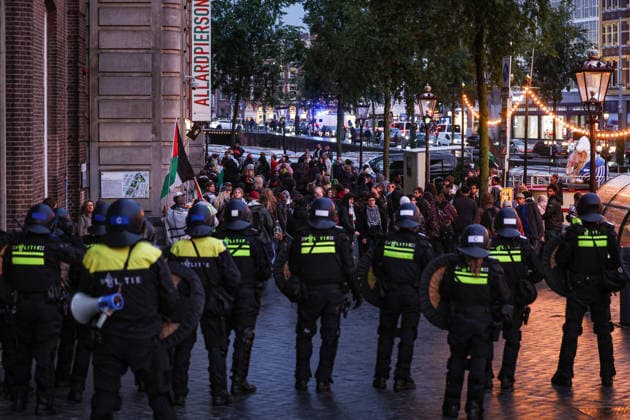 Pro-Palestinian demonstrators clash with police during counter-protest in Amsterdam AMSTERDAM, NETHERLANDS - SEPTEMBER 17: Pro-Palestinian demonstrators clash with police during a counter-protest against a pro-Israel event held at Dam Square in Amsterdam, Netherlands, on September 17, 2026. The counter-protest was relocated to Oude Turfmarkt after a court upheld the municipality’s decision to prohibit the demonstration at Dam Square. Fadel Dawod Anadolu Amsterdam Netherlands. Editorial use only. Please get in touch for any other usage.  Copyright: x2026xAnadoluxFadelxDawodx