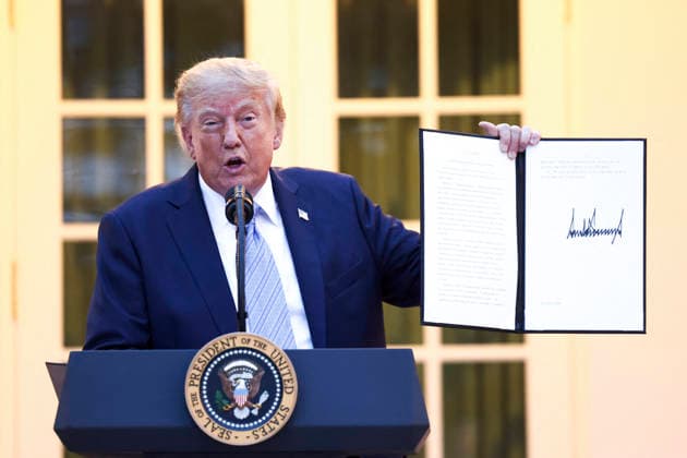 US President Trump speaks to hunters and fisherman in the Rose Garden US President Donald Trump speaks to more than 100 hunters and fisherman at a dinner in the Rose Garden of the White House in Washington, DC, USA, 17 September 2026. The president spoke about lifting Biden-era restrictions on hunting and fishing on public lands. WASHINGTON DISTRICT OF COLUMBIA United States  Copyright: xPool ABACAx