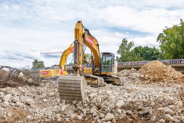 Excavators and rubble at the construction site of the approach bridge to the Nordbrücke in Bonn on September 26, 2017. Specialized excavators and rubble dominate the scene at t Copyright: xMarcxJohnx