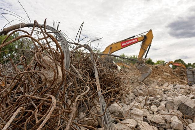 Excavators and rubble at the construction site of the approach bridge to the Nordbrücke in Bonn on September 26, 2017. Specialized excavators and rubble dominate the scene at t Copyright: xMarcxJohnx