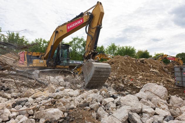 Excavators and rubble at the construction site of the approach bridge to the Nordbrücke in Bonn on September 26, 2017. Specialized excavators and rubble dominate the scene at t Copyright: xMarcxJohnx