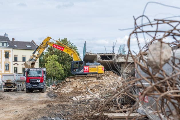 Excavators and rubble at the construction site of the approach bridge to the Nordbrücke in Bonn on September 26, 2017. Specialized excavators and rubble dominate the scene at t Copyright: xMarcxJohnx