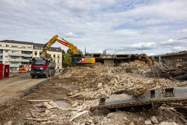 Excavators and rubble at the construction site of the approach bridge to the Nordbrücke in Bonn on September 26, 2017. Specialized excavators and rubble dominate the scene at t Copyright: xMarcxJohnx