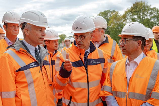 Federal Transportation Minister Steffen Bilger inspects demolition work on the approach bridge of the Nordbrücke in Bonn, September 26, 2017. Federal Transportation Minister Steffen BILGER (CDU), Dirk Brandenburger of Autobahn GmbH, and Guido DEUS (CDU), Mayor Copyright: xMarcxJohnx