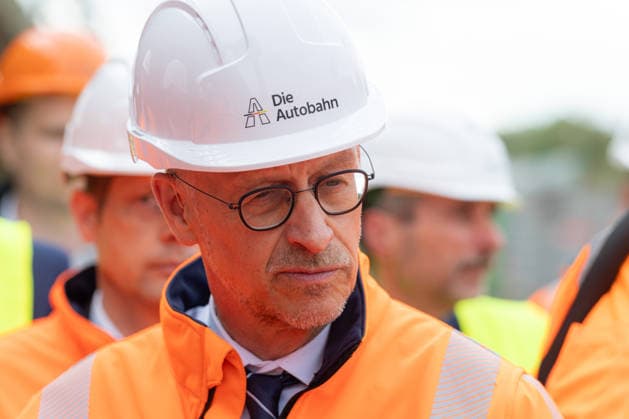 Federal Minister of Transportation Steffen Bilger inspects demolition work on the approach bridge of the Nordbrücke in Bonn, September 26, 2017. Dirk Brandenburger, Autobahn GmbH. Federal Minister of Transportation Steffen BILGER (CDU) inspects the progress of demolition work on the approach bridge of the Nordbr Copyright: xMarcxJohnx