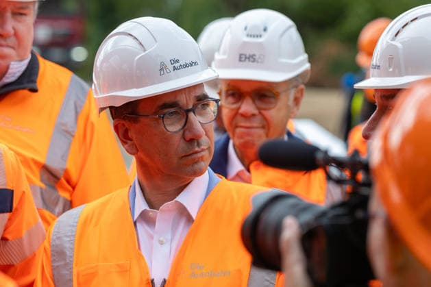 Federal Minister of Transportation Steffen Bilger inspects demolition work on the approach bridge to the Nordbrücke in Bonn, September 26, 2017. Mayor of Bonn Guido DEUS (CDU) and Federal Minister of Transportation Steffen BILGER (CDU) inspect the progress of demolition work on the approach brid Copyright: xMarcxJohnx
