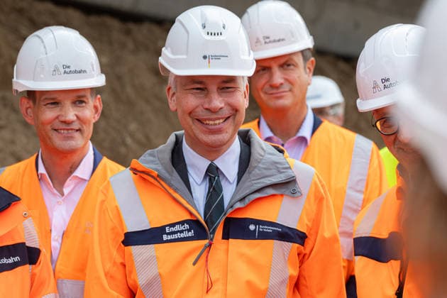 Federal Minister of Transport Steffen Bilger inspects demolition work on the approach bridge to the Nordbrücke in Bonn, September 26, 2017. Federal Government Drug Commissioner Hendrik STREECK (CDU) and Federal Minister of Transport Steffen BILGER (CDU) inspect the progress of demoli Copyright: xMarcxJohnx