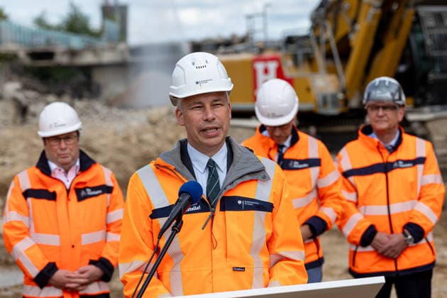 Federal Minister of Transportation Steffen Bilger inspects demolition work on the approach bridge to the Nordbrücke in Bonn, September 26, 2017. Federal Minister of Transportation Steffen BILGER (CDU) inspects the progress of demolition work on-site Copyright: xMarcxJohnx