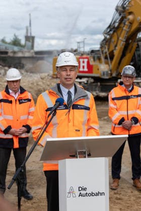 Federal Minister of Transportation Steffen Bilger inspects demolition work on the approach bridge to the Nordbrücke in Bonn, September 26, 2017. Federal Minister of Transportation Steffen BILGER (CDU) inspects the progress of demolition work on-site Copyright: xMarcxJohnx