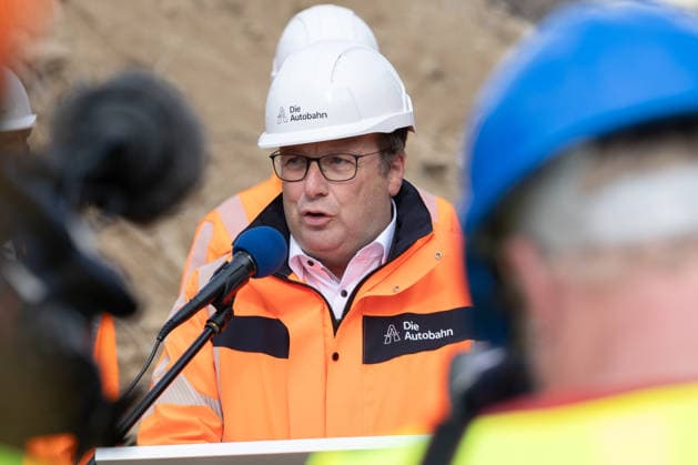 Federal Minister of Transportation Steffen Bilger inspects demolition work on the approach bridge of the Nordbrücke in Bonn, September 26, 2017. Oliver Krischer, NRW State Minister for the Environment, Nature Conservation, and Transportation Oliver Krischer The Copyright: xMarcxJohnx