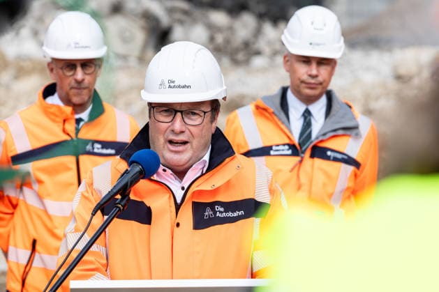 Federal Minister of Transportation Steffen Bilger inspects demolition work on the approach bridge of the Nordbrücke in Bonn, September 26, 2017. Oliver Krischer, NRW State Minister for the Environment, Nature Conservation, and Transportation Oliver Krischer The Copyright: xMarcxJohnx