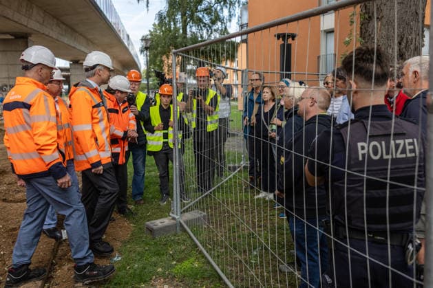 Federal Minister of Transportation Steffen Bilger inspects demolition work on the approach bridge of the North Bridge in Bonn, September 26, 2017. Conversation over the construction fence: Federal Minister of Transportation Steffen BIL Copyright: xMarcxJohnx