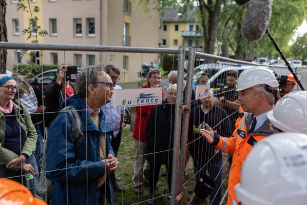 Federal Minister of Transportation Steffen Bilger inspects demolition work on the approach bridge of the North Bridge in Bonn, September 26, 2017. Conversation over the construction fence: Federal Minister of Transportation Steffen BIL Copyright: xMarcxJohnx