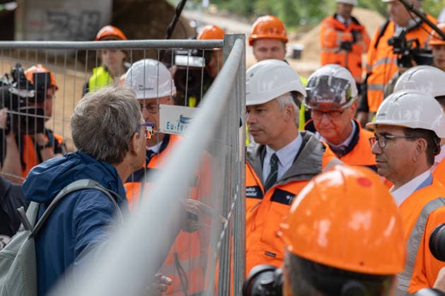 Federal Minister of Transportation Steffen Bilger inspects demolition work on the approach bridge of the North Bridge in Bonn, September 26, 2017. Conversation over the construction fence: Federal Minister of Transportation Steffen BIL Copyright: xMarcxJohnx