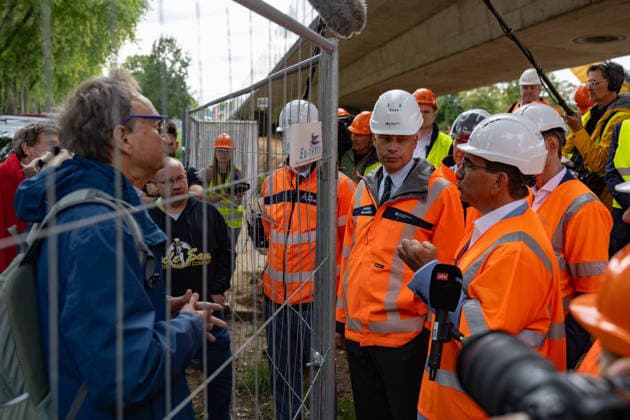 Federal Minister of Transportation Steffen Bilger inspects demolition work on the approach bridge of the North Bridge in Bonn, September 26, 2017. Conversation over the construction fence: Federal Minister of Transportation Steffen BIL Copyright: xMarcxJohnx