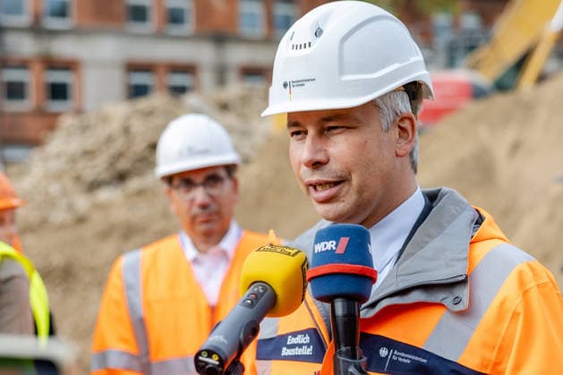 Federal Minister of Transportation Steffen Bilger inspects demolition work on the approach bridge to the Nordbrücke in Bonn, September 26, 2017. Federal Minister of Transportation Steffen BILGER (CDU) visits the site to assess the progress of demolition work on the approach bridge to the Nordbrücke (Friedrich Ebert Bridge) on the left bank of the R Copyright: xMarcxJohnx
