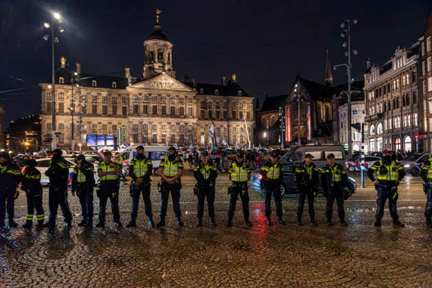 September 17, 2026, Amsterdam, North Holland, The Netherlands Holland: September 17, 2026, Amsterdam, Netherlands. Dutch police separate pro-Israeli and pro-Palestinian activist groups. On Dam Square, Hundreds of participants attended a national pro-Israel demonstration. At the same time, pro-Palestinian activists counter-protested in front of the National Monument on the Dam. At the end of the counter-protest, approximately 30 activists were arrested. Amsterdam The Netherlands Holland  - ZUMAp202 20260917_zip_p202_024 Copyright: xJamesxPetermeierx