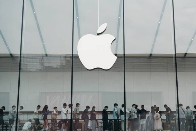Apple iPhone 18 Smartphone HANGZHOU, CHINA - SEPTEMBER 18, 2026 - Customers are queuing up to purchase iPhone 18 smartphone at the Apple flagship store in Hangzhou, Zhejiang Province, China on September 18, 2026. Hangzhou Zhejiang China  Copyright: xCFOTOx i1789723040828