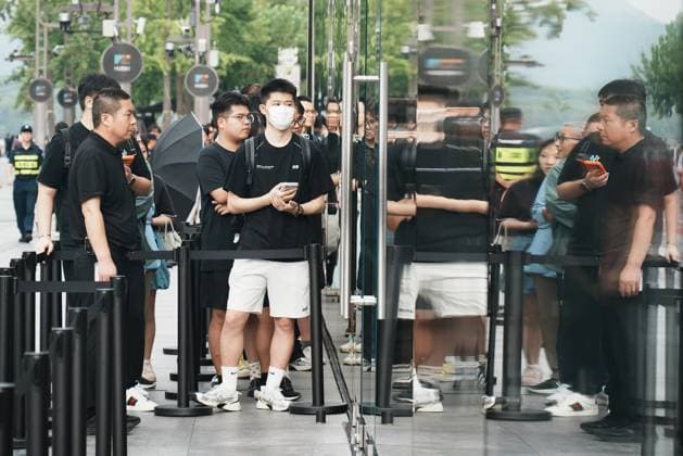 Apple iPhone 18 Smartphone HANGZHOU, CHINA - SEPTEMBER 18, 2026 - Customers are queuing up to purchase iPhone 18 smartphone at the Apple flagship store in Hangzhou, Zhejiang Province, China on September 18, 2026. Hangzhou Zhejiang China  Copyright: xCFOTOx i1789723041313