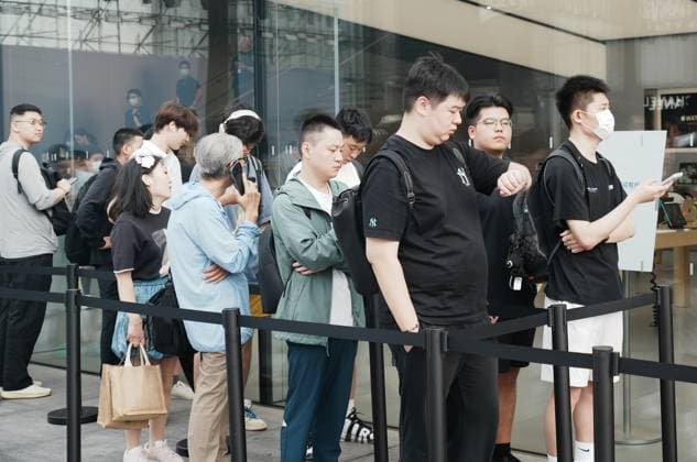 Apple iPhone 18 Smartphone HANGZHOU, CHINA - SEPTEMBER 18, 2026 - Customers are queuing up to purchase iPhone 18 smartphone at the Apple flagship store in Hangzhou, Zhejiang Province, China on September 18, 2026. Hangzhou Zhejiang China  Copyright: xCFOTOx i1789723041453