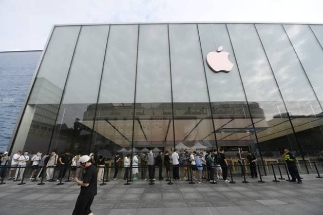 Apple iPhone 18 Smartphone HANGZHOU, CHINA - SEPTEMBER 18, 2026 - Customers are queuing up to purchase iPhone 18 smartphone at the Apple flagship store in Hangzhou, Zhejiang Province, China on September 18, 2026. Hangzhou Zhejiang China  Copyright: xCFOTOx i1789723041605
