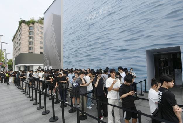 Apple iPhone 18 Smartphone HANGZHOU, CHINA - SEPTEMBER 18, 2026 - Customers are queuing up to purchase iPhone 18 smartphone at the Apple flagship store in Hangzhou, Zhejiang Province, China on September 18, 2026. Hangzhou Zhejiang China  Copyright: xCFOTOx i1789723041883