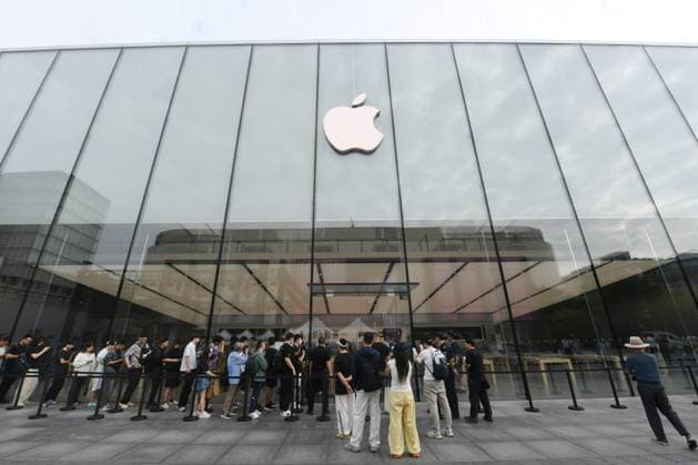 Apple iPhone 18 Smartphone HANGZHOU, CHINA - SEPTEMBER 18, 2026 - Customers are queuing up to purchase iPhone 18 smartphone at the Apple flagship store in Hangzhou, Zhejiang Province, China on September 18, 2026. Hangzhou Zhejiang China  Copyright: xCFOTOx i1789723042013