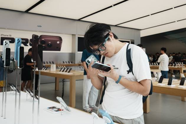 Apple iPhone 18 Smartphone HANGZHOU, CHINA - SEPTEMBER 18, 2026 - A customer is experiencing an iPhone 18 smartphone at an Apple flagship store in Hangzhou, Zhejiang Province, China on September 18, 2026. Hangzhou Zhejiang China  Copyright: xCFOTOx i1789723042154