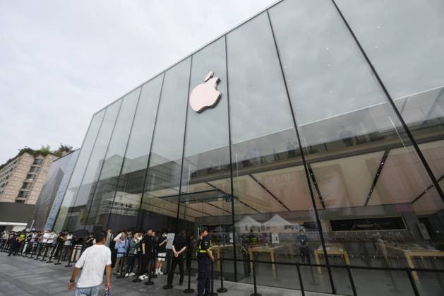 Apple iPhone 18 Smartphone HANGZHOU, CHINA - SEPTEMBER 18, 2026 - Customers are queuing up to purchase iPhone 18 smartphone at the Apple flagship store in Hangzhou, Zhejiang Province, China on September 18, 2026. Hangzhou Zhejiang China  Copyright: xCFOTOx i1789723042715