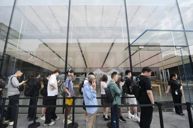 Apple iPhone 18 Smartphone HANGZHOU, CHINA - SEPTEMBER 18, 2026 - Customers are queuing up to purchase iPhone 18 smartphone at the Apple flagship store in Hangzhou, Zhejiang Province, China on September 18, 2026. Hangzhou Zhejiang China  Copyright: xCFOTOx i1789723042841