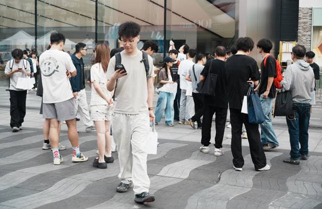 Apple iPhone 18 Smartphone HANGZHOU, CHINA - SEPTEMBER 18, 2026 - Customers walked out of the Apple flagship store after purchasing the iPhone 18 phones in Hangzhou, Zhejiang Province, China on September 18, 2026. Hangzhou Zhejiang China  Copyright: xCFOTOx i1789723043112
