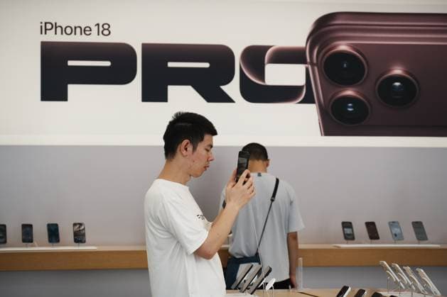 Apple iPhone 18 Smartphone HANGZHOU, CHINA - SEPTEMBER 18, 2026 - A customer is experiencing an iPhone 18 smartphone at an Apple flagship store in Hangzhou, Zhejiang Province, China on September 18, 2026. Hangzhou Zhejiang China  Copyright: xCFOTOx i1789723043404